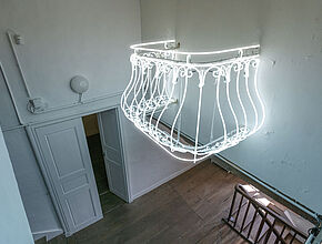Perrine Lievens.Vue, 2007 120x140x90 cm, néons. crédit photo: Benjamin Roudet - Agrandir l'image (fenêtre modale)